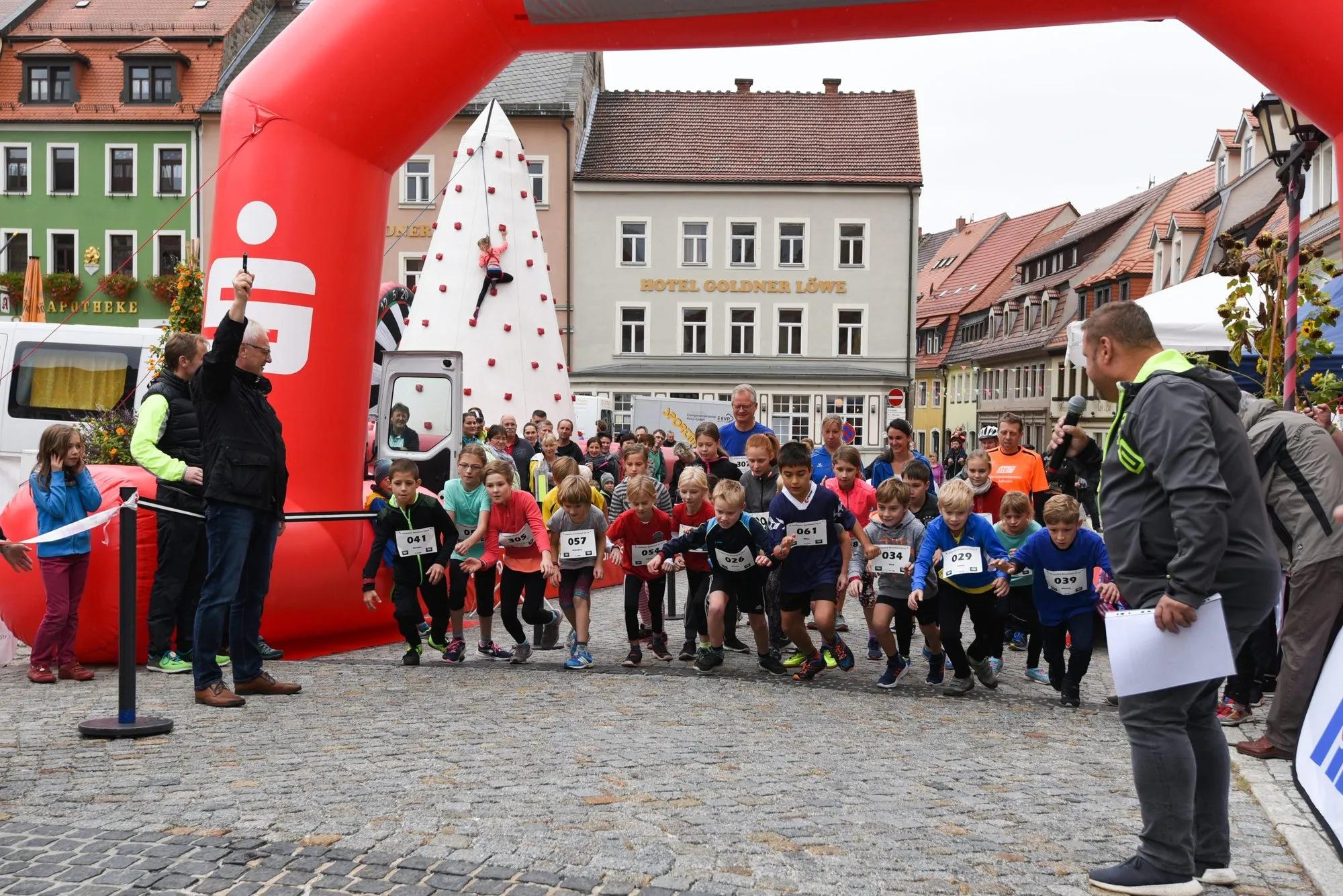 Kinder unter dem Startbogen beim ersten Basalt-Lauf