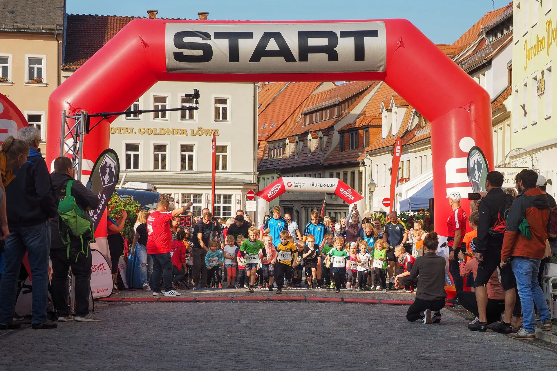 Startbogen mit Läuferinnen und Läufern auf dem Markt