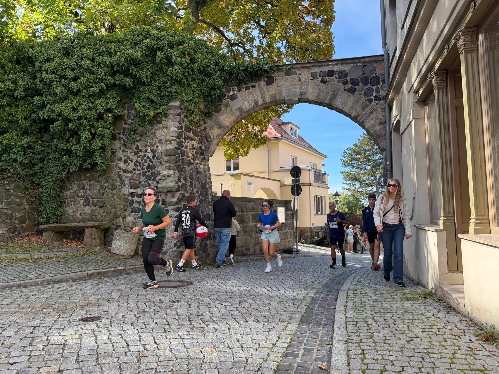 Läufer unter dem Torbogen