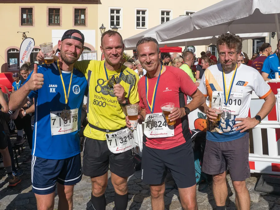 Läufer im Ziel genießen ihr Kaltgetränk
