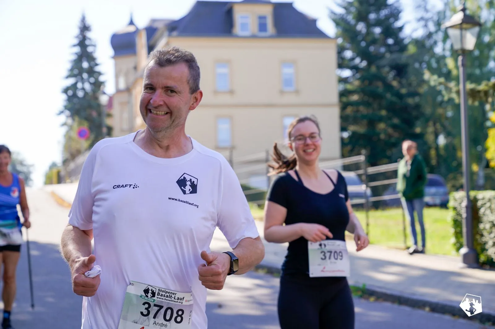 Läuferinnen und Läufer mit Startnummern auf der Strecke durch Stolpen